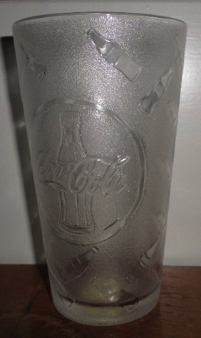 320204 € 5,00 coca cola glas embleem in glas verwerkt 1998.jpeg